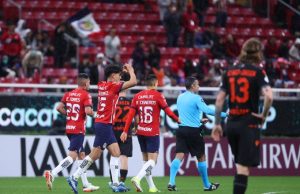 Las Chivas ganan en los últimos minutos a Pumas en C.U.