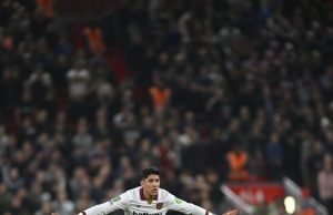 Edson Álvarez fue expulsado en la derrota de West Ham contra Liverpool en la Carabao Cup