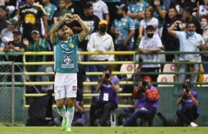 El León sigue invicto en el torneo tras vencer a las Chivas en polémico partido