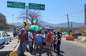 Vecinos de Acapulco bloquean Autopista del Sol; tiran el escombro del huracán John en su colonia Después de las 16:00 horas, los vecinos de la colonia Lucio Cabañas liberaron la vía carretera a la altura de la Caseta de La Venta.
