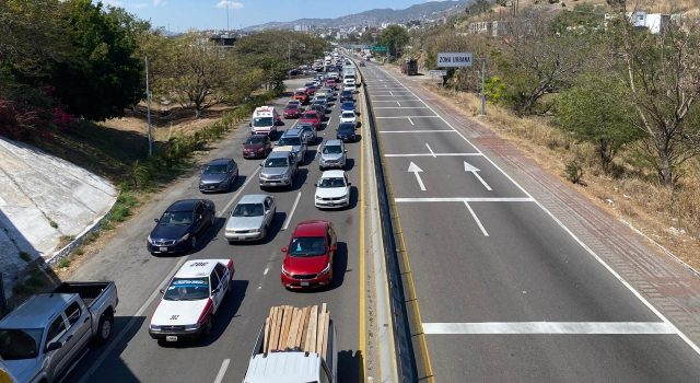 Espera Acapulco 78 por ciento de ocupación hotelera por fin de semana largo Desde el viernes comenzó a aumentar la afluencia de turistas al Puerto de Acapulco que espera casi un lleno al 80 por ciento en hoteles.