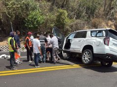 Caída de roca causa accidente en la avenida Escénica de Acapulco Pese a la alta incidencia de accidentes en la Avenida Escénica de Acapulco, ésta se mantiene en rehabilitación desde noviembre del 2024.