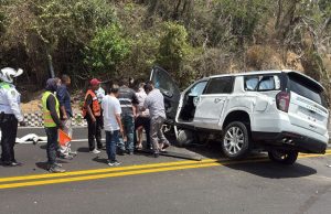 Caída de roca causa accidente en la avenida Escénica de Acapulco Pese a la alta incidencia de accidentes en la Avenida Escénica de Acapulco, ésta se mantiene en rehabilitación desde noviembre del 2024.