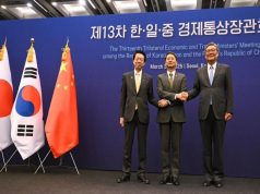 China, Japón y Corea del Sur se unen contra aranceles de EU: AUDIO IA La reunión se centró en la necesidad de reforzar la cooperación regional para contrarrestar los efectos de los aranceles impuestos por el gobierno de Donald Trump.