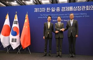 China, Japón y Corea del Sur se unen contra aranceles de EU: AUDIO IA La reunión se centró en la necesidad de reforzar la cooperación regional para contrarrestar los efectos de los aranceles impuestos por el gobierno de Donald Trump.