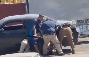 Exhiben presunto video de la detención del supuesto ladrón que murió en separos de la Fiscalía en Acapulco Un video en redes sociales muestra el momento que sería la detención del hombre que luego murió en separos de Fiscalía en su sede de Acapulco.