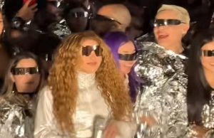 Critican a Shakira por rodearse de influencers para su caminata en concierto Shakira realizó la caminata inicial de su concierto en el Foro GNP Seguros, rodeada de influencers.