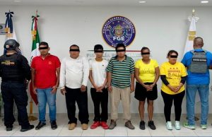 Caen seis por cobrar “derecho de piso” en tianguis de Acapulco Los cuatro hombrees y dos mujeres cobraban a los comerciantes por realizar su actividad en el tianguis de Acapulco.