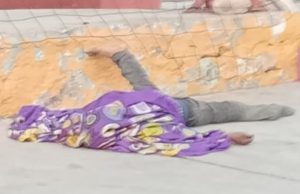 Dejan muerto a un hombre en el Kilómetro 21 en Acapulco El hombre fue asesinado, presuntamente, con la técnica criminal para asfixiar, conocida como "el torniquete". El cuerpo quedó en el kiosko del Kilómetro 21