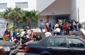 Maestros de la CETEG en Acapulco cierran oficinas estatales de Finanzas en Acapulco Los miembros de la CETEG continuaron su plantón afuera del ex Ineban en Acapulco, en exigencia de la abrogación inmediata de la Ley del ISSSTE.