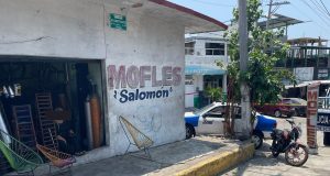 El taxista acribillado en la colonia Vista Alegre, quedó cerca de un taller mecánico.