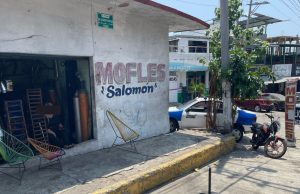 Asesinan en Acapulco a dos taxistas; en 24 horas van 9 muertos en Guerrero El taxista acribillado en la colonia Vista Alegre, quedó cerca de un taller mecánico.