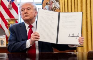 Trump pone aranceles del 25 por ciento a automóviles no fabricados en EU Donald Trump busca incentivar la economía de Estados Unidos con medidas arancelarias, como la de los automóviles.