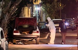 En Acapulco, dejan un cádaver en la cajuela de un taxi colectivo El vehículo en que fue hallado el cuerpo sin vida de un hombre correspondía en.colores a los que brindan el servicio de taxi en Acapulco.